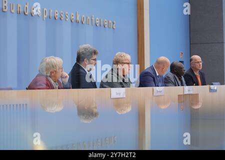 Almuth Berger, Pastorin, 1990 Staatssekretärin und Ausländerbeauftragte der Regierung de Maizière, Michael Windfuhr, Vorstand Deutsches Institut für Menschenrechte, stellv. Direkto, Evelyn Zupke, die SED-Opferbeauftragte beim Deutschen Bundestag, David Macou, 1979-1991 mosambikanischer Vertragsarbeiter der DDR, Betroffener rassistischer Übergriffe in Hoyerswerda, Dr. Hans-Joachim Döring, Religionspädagoge, Co-Vorsitzender des Fortsetzungsausschusses Respekt und Anerkennung , Deutschland, Berlin, Bundespressekonferenz, Thema: Das Schicksal der ehemaligen DDR-Vertragsarbeiter aus Mosambik und ih Stockfoto