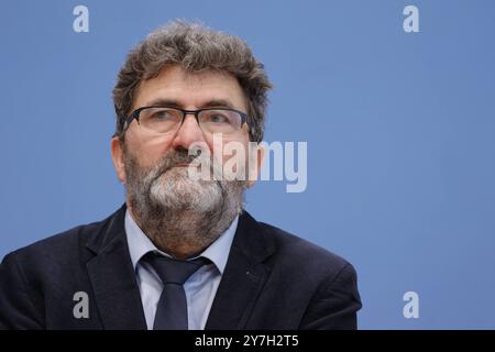 Michael Windfuhr, Vorstand Deutsches Institut für Menschenrechte, stellv. Direktor, Deutschland, Berlin, Bundespressekonferenz, Thema: Das Schicksal der ehemaligen DDR-Vertragsarbeiter aus Mosambik und ihre Entschädigungsforderungen *** Michael Windfuhr, Direktor des Deutschen Instituts für Menschenrechte, Stellvertretender Direktor, Deutschland, Berlin, Bundespressekonferenz, Thema das Schicksal ehemaliger DDR-Vertragsarbeiter aus Mosambik und ihre Entschädigungsansprüche Stockfoto