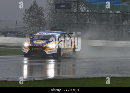 Ashley Sutton, Ford Focus ST, NAPA Racing UK, Lauf zunächst unter starkem Regen mit Sprühnebel, der die Sicht des Fahrers verringert, Rennrot markiert und dann neu gestartet Stockfoto