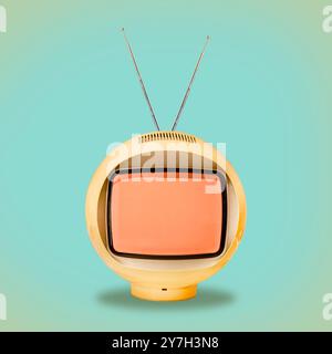 Retro-Siebziger-Jahre-Rundspage-Fernsehen auf blauem Hintergrund Stockfoto