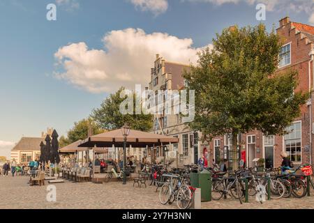 Veere, Niederlande - 11. Oktober 2022: Bars und Restaurants im alten niederländischen Stadtzentrum von Veere in Zeeland, Niederlande Stockfoto