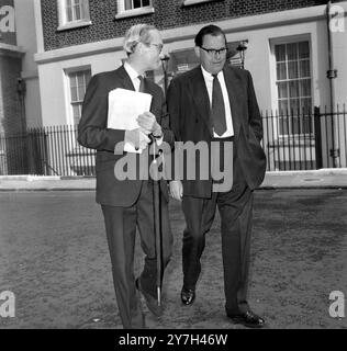 REGINALD MAUDLING AN DER DOWNING STREET 10 IN LONDON / ; 21. AUGUST 1964 Stockfoto