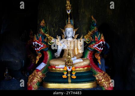 Phra Si Ariya Mettrai buddha oder Bodhisattva Maitreya und Naga des Wat Maisupradittharam Tempels für thailänder besuchen Respekt beten in Nakhon C. Stockfoto