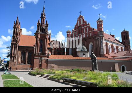 Vilnius, Litauen - 22. Juli 2024: St. Annenkirche und Kirche der Heiligen Franz von Assisi und Bernardine in Vilnius. Stockfoto