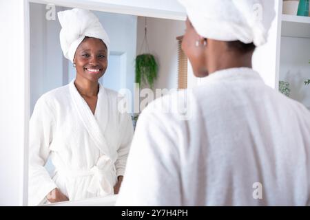 Hautpflege, Gesichts- und Kosmetikcreme einer Frau mit Gesichtspflegeprodukten lächelndes Porträt vor der Kamera Stockfoto