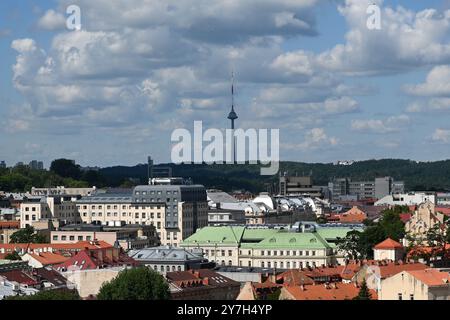 Vilnius, Litauen - 22. Juli 2024: Vilnius Stadtbild mit Fernsehturm Stockfoto