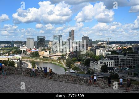 Vilnius, Litauen - 22. Juli 2024: Panorama von Vilnius mit dem Fluss Neris. Stockfoto