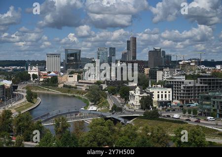 Vilnius, Litauen - 22. Juli 2024: Panorama von Vilnius mit dem Fluss Neris. Stockfoto