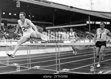 ATHLETICS COOPER GEWINNT 400 METER HÜRDEN IN LONDON; 15. AUGUST 1964 Stockfoto