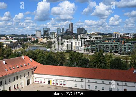 Vilnius, Litauen - 22. Juli 2024: Panorama von Vilnius mit dem Fluss Neris. Stockfoto