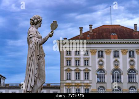 Statue Juno im Park von Schloss Nymphenburg in München, Bayern, Deutschland | Juno Statue und Schloss Nymphenburg in München, Bayern, Deutschland Stockfoto