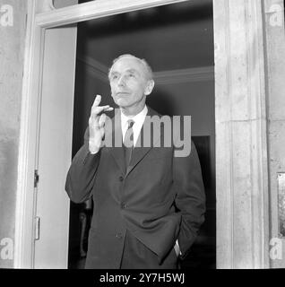 SITZ DES BRITISCHEN PREMIERMINISTERS LORD ALEC DOUGLAS IN DER DOWNING STREET 10 IN LONDON / ; 10. AUGUST 1964 Stockfoto