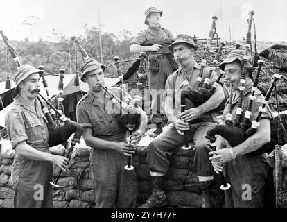 BRITISCHE ARMEETRUPPEN IN BORNEO, MALAYSIA - BAIN GEORGE MIT BANDSMEN / ; 5. AUGUST 1964 Stockfoto