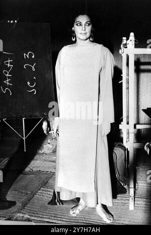 4. AUGUST 1964 Ava Gardner steht barfuß am Set des Films „The Bible“, der letzte Woche unter der Regie von John Huston gedreht wurde. Rom, Italien. Stockfoto