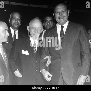 PRÄSIDENT PAKISTANS AYUB KHAN AUF ISTANBUL-KONFERENZ IN DER TÜRKEI MIT DEM TÜRKISCHEN PREMIER ISMET INONU / ; 30. JULI 1964 Stockfoto