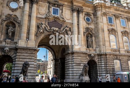 Budapest, Ungarn. August 2022. Aufnahme der brüllenden Löwenstatuen im Innenhof von Buda Castle auf dem Hügel. Besucher. Stockfoto