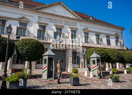 Budapest, Ungarn. August 2022. Zwei Wachen vor dem Büro des Sandor-Palastes und dem Haus des ungarischen Präsidenten im Burgviertel Buda. Stockfoto