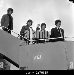 DIE BEATLES-POPGRUPPE PAUL MCCARTNEY, RINGO STARR, GEORGE HARRISON UND JOHN LENNON AM FLUGHAFEN LONDON; 28. JULI 1964 Stockfoto