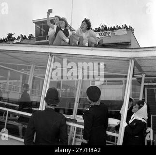 DIE BEATLES POPGRUPPE PAUL MCCARTNEY, RINGO STARR, GEORGE HARRISON UND JOHN LENNON AM FLUGHAFEN LONDON - FANS BEATLEMANIA ; 28. JULI 1964 Stockfoto