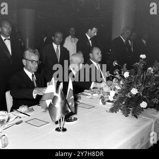 PRÄSIDENT PAKISTANS AYUB KHAN IN DER TÜRKEI MIT MINISTER FERIDUN DEMAL ERKIN IN ISTANBUL / ; 27. JULI 1964 Stockfoto