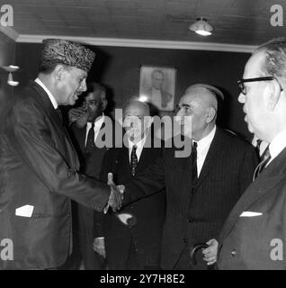 PRÄSIDENT PAKISTANS AYUB KHAN IN DER TÜRKEI MIT MINISTER FERIDUN DEMAL ERKIN IN ISTANBUL / ; 27. JULI 1964 Stockfoto