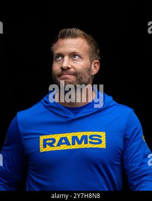 29. September 2024: Sean McVay, Cheftrainer der Los Angeles Rams, betritt das Feld vor dem Spiel gegen die Chicago Bears in Chicago, Illinois. Mike Wulf/CSM (Bild: © Mike Wulf/Cal Sport Media) Stockfoto