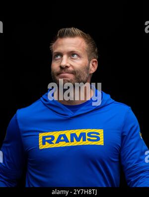 29. September 2024: Sean McVay, Cheftrainer der Los Angeles Rams, betritt das Feld vor dem Spiel gegen die Chicago Bears in Chicago, Illinois. Mike Wulf/CSM Stockfoto