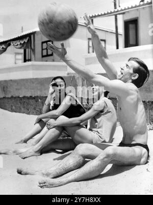 MARGOT FONTEYN MIT RUDOLF NUREYEV UND STRANDBALL IN BEIRUT, LIBANON / ; 22. JULI 1964 Stockfoto