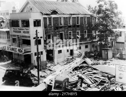 26 MAI UNRUHEN POLIZEI SUCHT TRÜMMER NACH OPFERN IN GEORGETOWN BRITISCH-GUAYANA ; 22. JULI 1964 Stockfoto