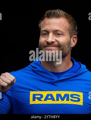 29. September 2024: Sean McVay, Cheftrainer der Los Angeles Rams, betritt das Feld vor dem Spiel gegen die Chicago Bears in Chicago, Illinois. Mike Wulf/CSM Stockfoto