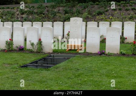 Loos-en-Gohelle, Frankreich. September 2024. Das vorbereitete Grab und der Grabstein eines unbekannten schottischen Soldaten aus dem 1. Weltkrieg, der mit vollen militärischen Ehren begraben wurde. Stockfoto