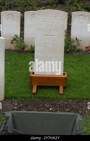 Loos-en-Gohelle, Frankreich. September 2024. Der Grabstein steht bereit, um auf das Grab eines unbekannten schottischen Soldaten aus dem Ersten Weltkrieg gesetzt zu werden, der mit Ehren begraben wurde. Stockfoto