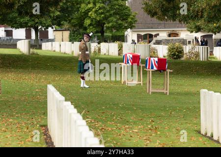 Loos-en-Gohelle, Frankreich. September 2024. Ein einsamer Soldat steht über den Särgen zweier unbekannter schottischer Soldaten. Stockfoto