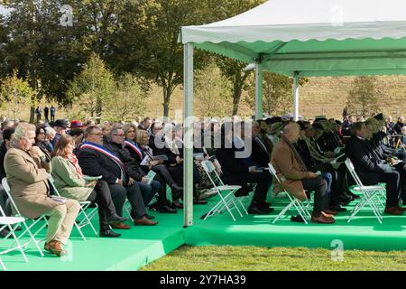 Loos-en-Gohelle, Frankreich. September 2024. Lokale und regionale Behörden aus der Region Pas de Calais bei der Beerdigung zweier unbekannter Soldaten aus dem Ersten Weltkrieg. Stockfoto