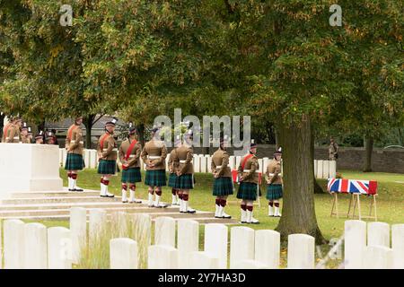 Loos-en-Gohelle, Frankreich 26. September 2024. Mitglieder des 3 Scots Black Watch Bataillons stehen an den Särgen zweier unbekannter schottischer Soldaten aus dem Ersten Weltkrieg Wache. Stockfoto