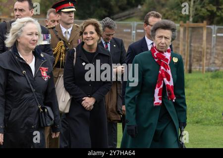 Loos-en-Gohelle, Frankreich 26. September 2024. Die Prinzessin Royal mit dem britischen Botschafter und anderen Beamten bei der Beerdigung zweier unbekannter Soldaten. Stockfoto