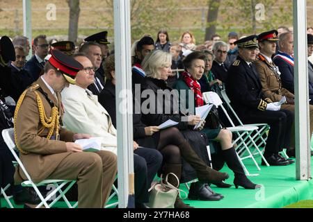 Loos-en-Gohelle, Frankreich. September 2024. HRH the Princess Royal (grün) und andere Beamte bei der Beerdigung zweier unbekannter schottischer Soldaten aus dem Ersten Weltkrieg. Stockfoto