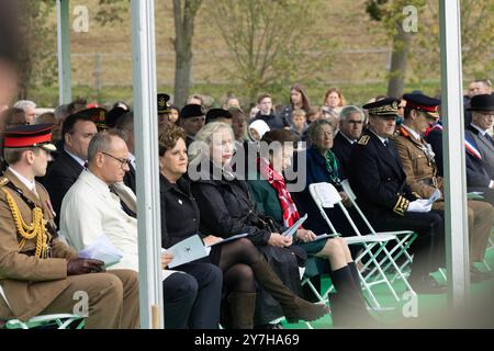 Loos-en-Gohelle, Frankreich. September 2024. HRH the Princess Royal (grün) und andere Beamte bei der Beerdigung zweier unbekannter schottischer Soldaten aus dem Ersten Weltkrieg. Stockfoto