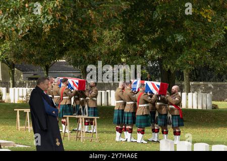 Loos-en-Gohelle, Frankreich. September 2024. Mitglieder des 3 Scots Black Watch Bataillons bereiten sich darauf vor, die Särge zweier unbekannter schottischer Soldaten aus dem Ersten Weltkrieg zu tragen. Stockfoto