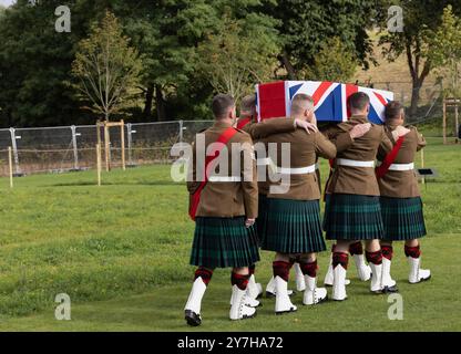 Loos-en-Gohelle, Frankreich. September 2024. Mitglieder des 3 Scots Black Watch Bataillons tragen den Fahnensarg eines unbekannten schottischen Soldaten aus dem Ersten Weltkrieg. Stockfoto