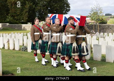 Loos-en-Gohelle, Frankreich. September 2024. Mitglieder des 3 Scots Black Watch Bataillons tragen den Fahnensarg eines unbekannten schottischen Soldaten aus dem Ersten Weltkrieg. Stockfoto