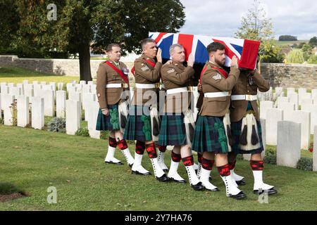 Loos-en-Gohelle, Frankreich. September 2024. Mitglieder des 3 Scots Black Watch Bataillons tragen den Fahnensarg eines unbekannten schottischen Soldaten aus dem Ersten Weltkrieg. Stockfoto