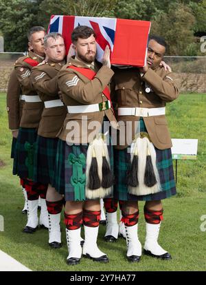 Loos-en-Gohelle, Frankreich. September 2024. Mitglieder des 3 Scots Black Watch Bataillons tragen den Fahnensarg eines unbekannten schottischen Soldaten aus dem Ersten Weltkrieg. Stockfoto