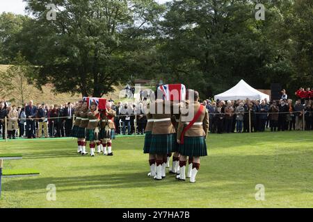 Loos-en-Gohelle, Frankreich. September 2024. Mitglieder des 3 Scots Black Watch Bataillons tragen die Särge zweier unbekannter schottischer Soldaten aus dem Ersten Weltkrieg zur Beerdigung. Stockfoto