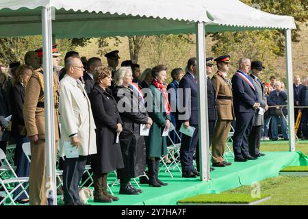 Loos-en-Gohelle, Frankreich. September 2024. HRH the Princess Royal (grün) und andere Beamte bei der Beerdigung zweier unbekannter schottischer Soldaten aus dem Ersten Weltkrieg. Stockfoto