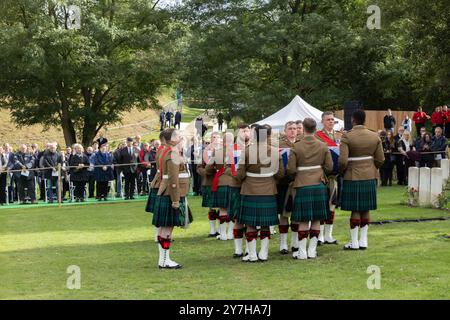 Mitglieder des 3 Scots Black Watch Bataillons auf dem Loos British war Cemetery tragen mit Fahnen überzogene Särge zweier unbekannter schottischer Soldaten aus dem Ersten Weltkrieg zu ihren Gräbern. Stockfoto