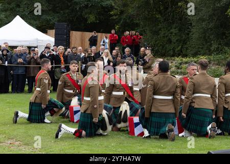 Mitglieder des 3 Scots Black Watch Bataillons auf dem Loos British war Cemetery platzieren die Überreste zweier unbekannter Soldaten auf ihren Gräbern vor der Internierung. Stockfoto