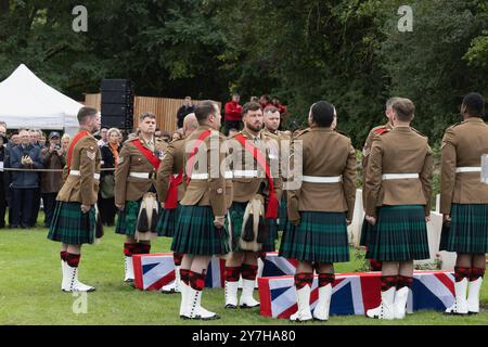 Loos-en-Gohelle, Frankreich. September 2024. Mitglieder des Scotts Black Watch Bataillons und der mit Fahnen überzogenen Särge zweier unbekannter schottischer Soldaten aus dem Ersten Weltkrieg. Stockfoto