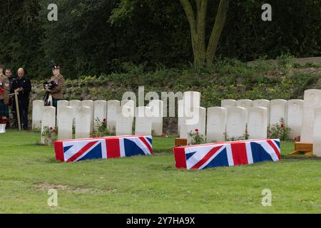 Loos-en-Gohelle, Frankreich. September 2024. Die mit Fahnen überzogenen Särge zweier unbekannter schottischer Soldaten aus dem Ersten Weltkrieg, die kurz davor stehen, mit voller militärischer Ehren begraben zu werden. Stockfoto