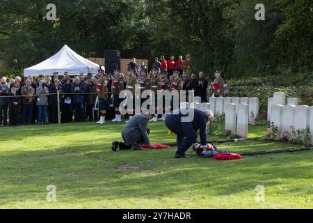 Loos-en-Gohelle, Frankreich. September 2024. Der Bürgermeister von Loos-en-Gohelle, Geoffrey Mathon, legt einen Kranz am Grab eines unbekannten Soldaten. Stockfoto